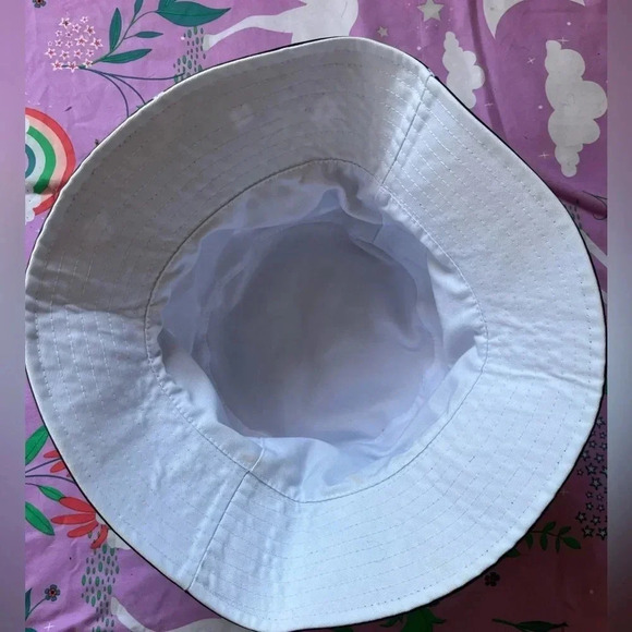 Alex + Olivia Daisy Flowers Reversible Bucket Hat Unisex - Picture 3 of 5